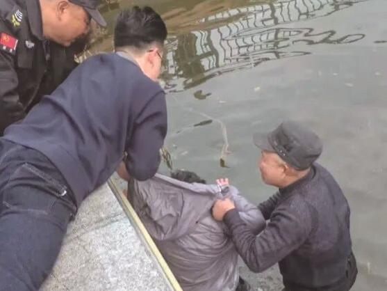 七旬老翁公園勇救落水者