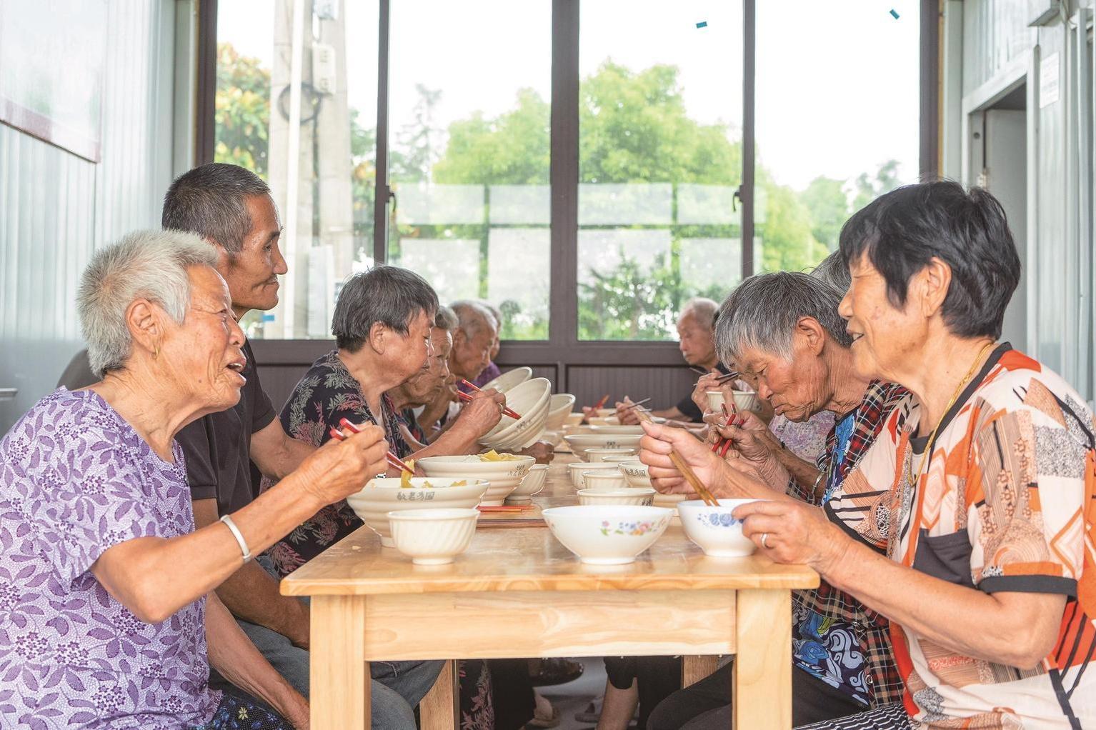 就餐老人享用免費(fèi)愛(ài)心午餐