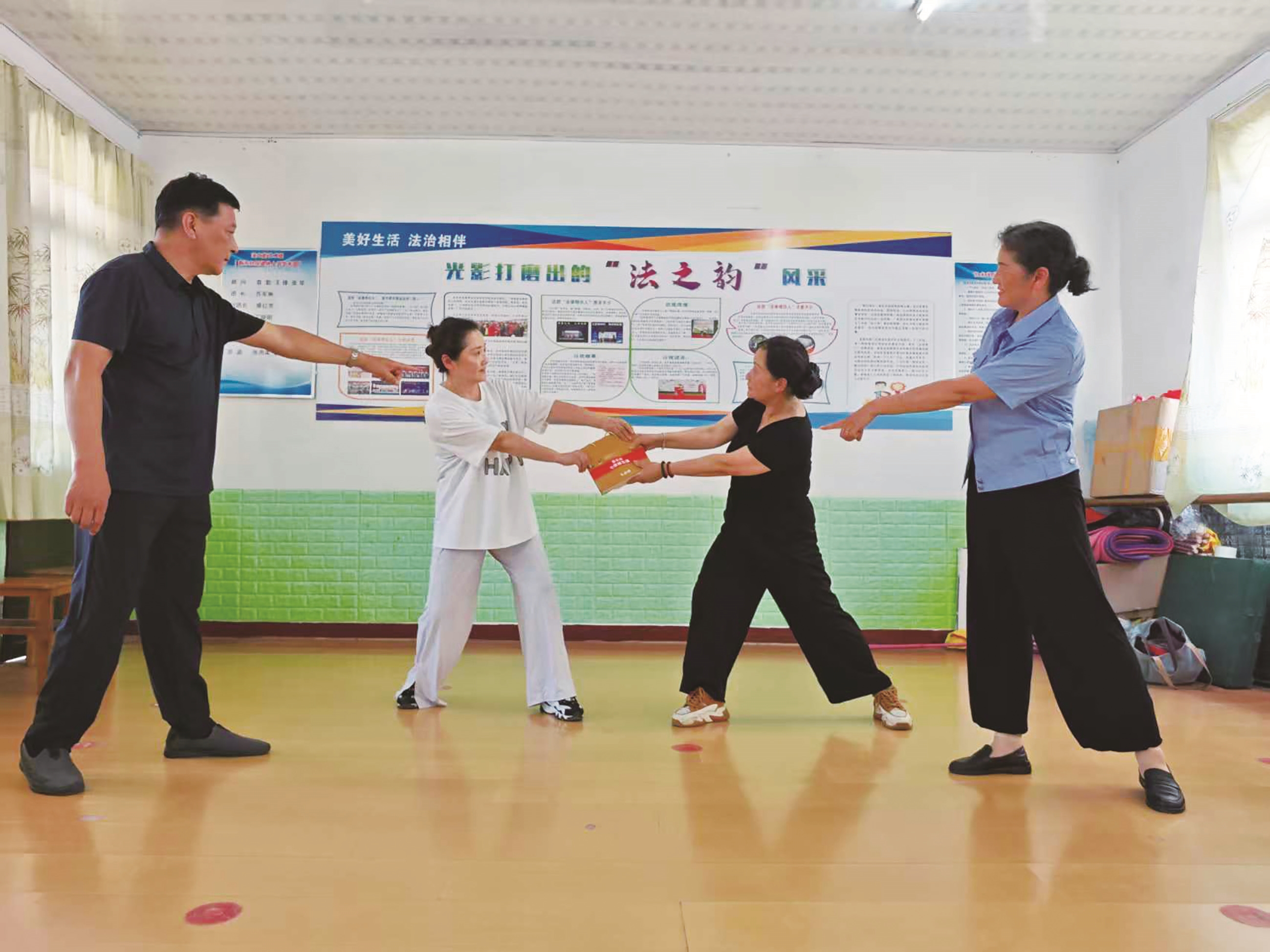 海門(mén)銀發(fā)藝術(shù)團(tuán)扎根鄉(xiāng)土36年，臺(tái)上演出，臺(tái)下調(diào)解
